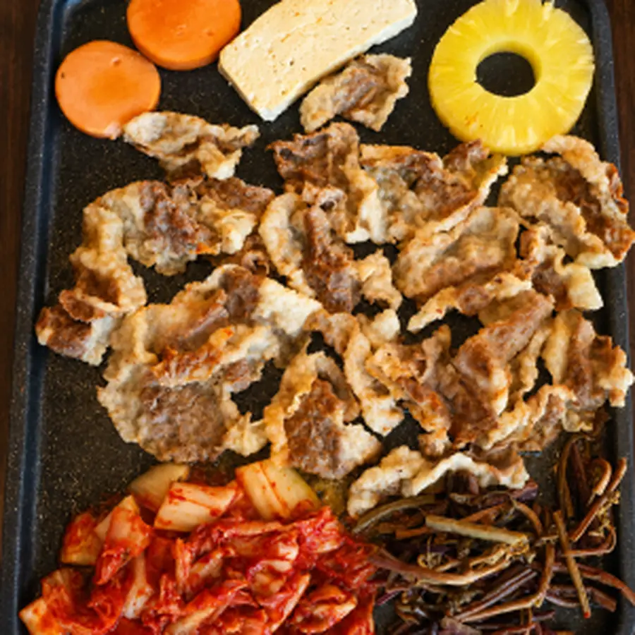 김치와 고기가 가득 익어가는 불판