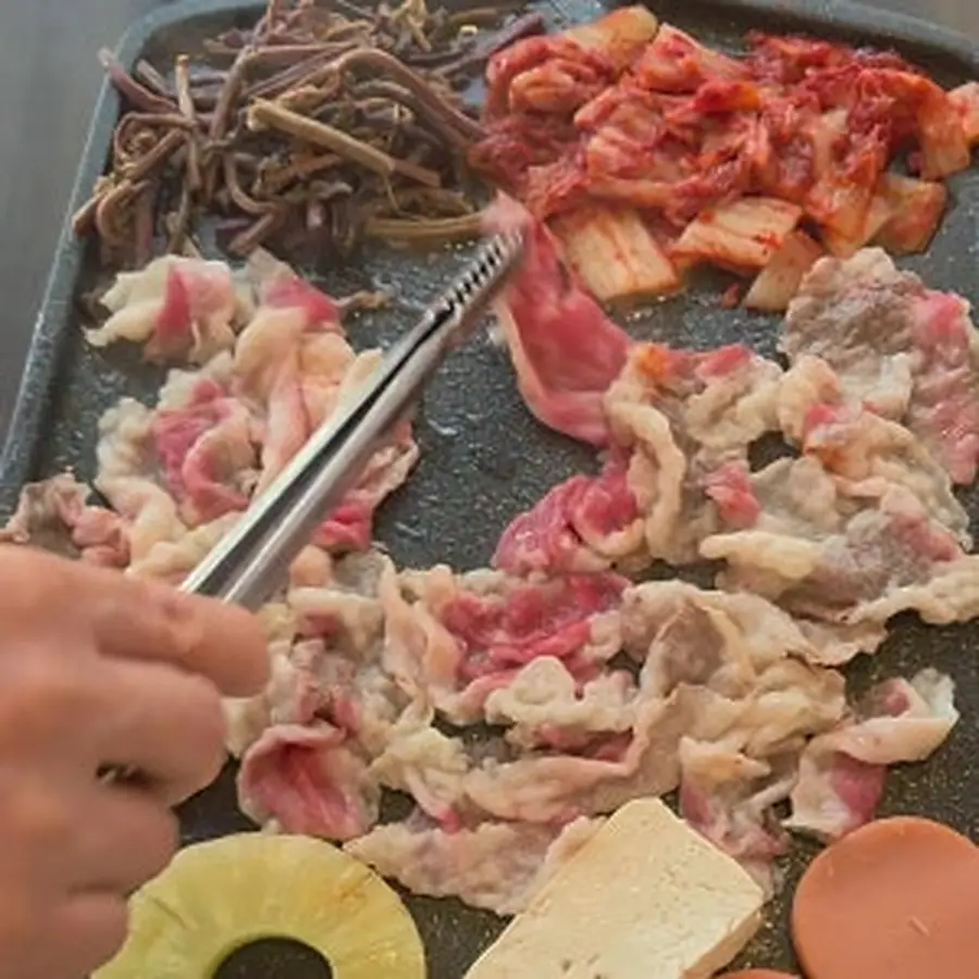 직원이 불판에서 고기를 직접 구워주는 모습